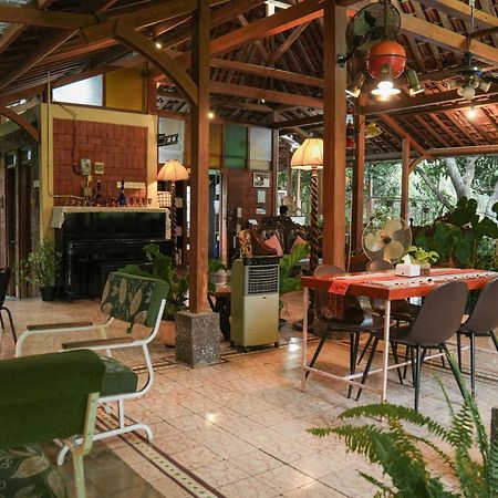 Djajanti House Panzió Semarang Kültér fotó