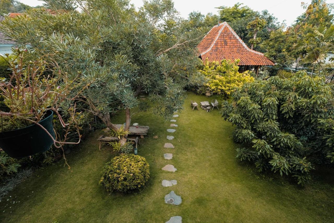 Djajanti House Panzió Semarang Kültér fotó