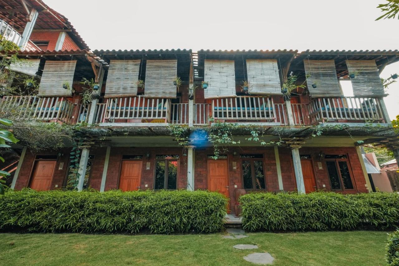Djajanti House Panzió Semarang Kültér fotó