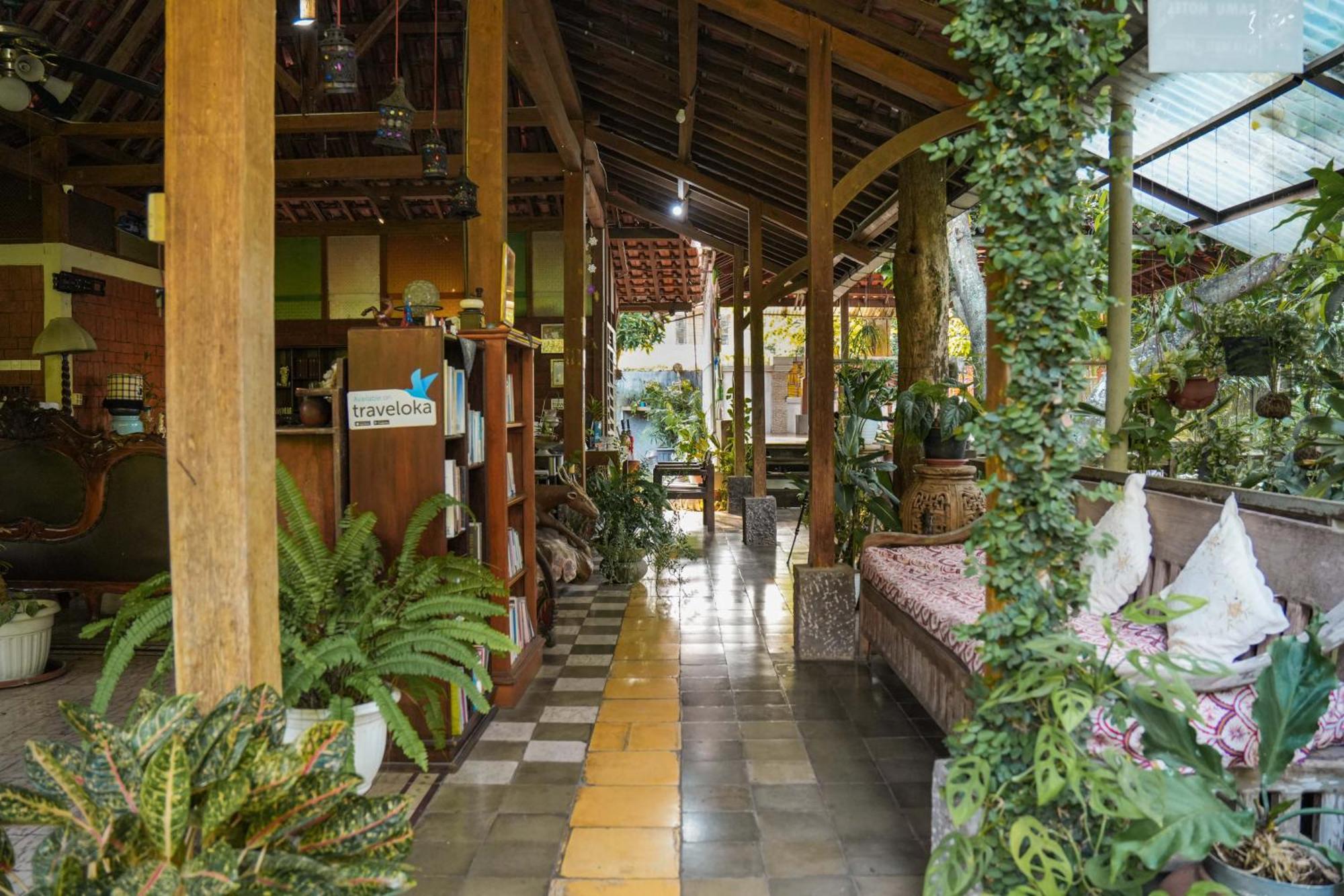 Djajanti House Panzió Semarang Kültér fotó