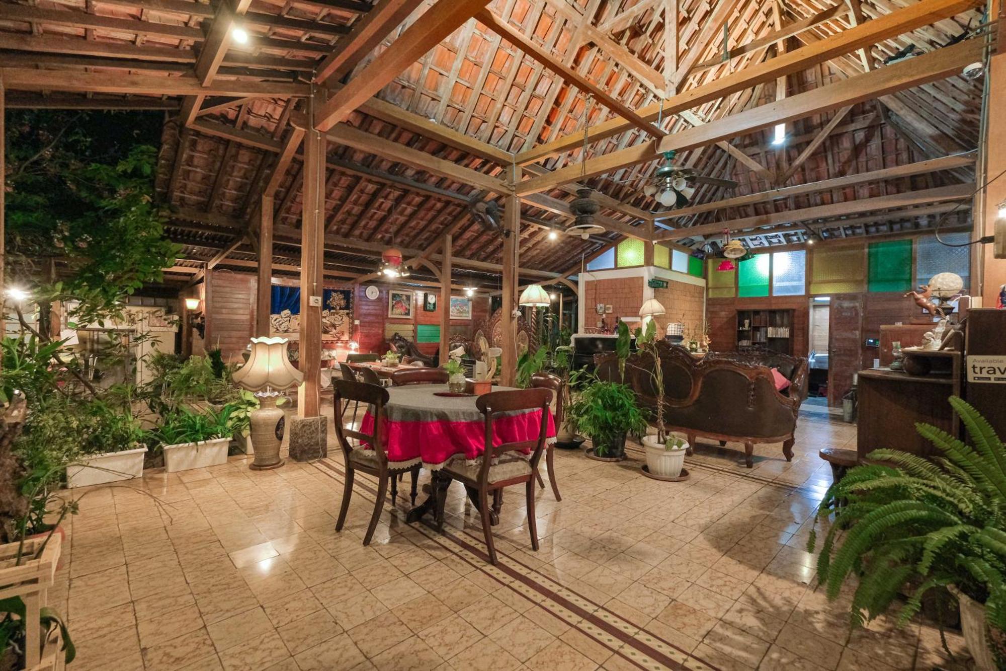 Djajanti House Panzió Semarang Kültér fotó
